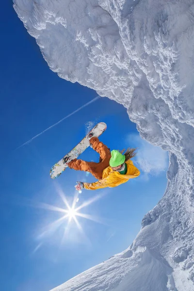 Mavi gökyüzüne atlayan snowboardcu