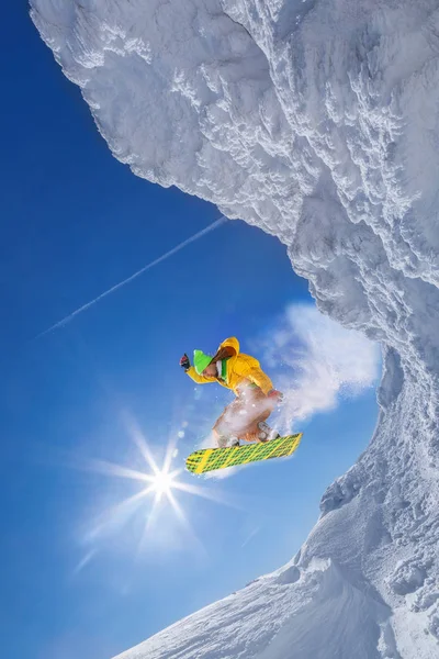 Mavi gökyüzüne atlayan snowboardcu