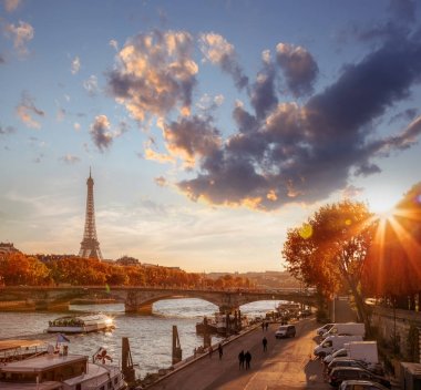 Paris Fransa renkli günbatımı karşı Eyfel Kulesi ile