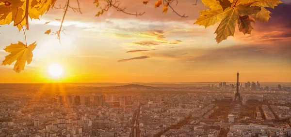 Paris mit Eiffelturm gegen bunten Sonnenuntergang in Frankreich — Stockfoto