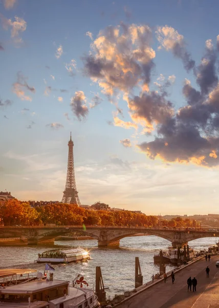 Parijs met de Eiffeltoren tegen kleurrijke zonsondergang in Frankrijk — Stockfoto