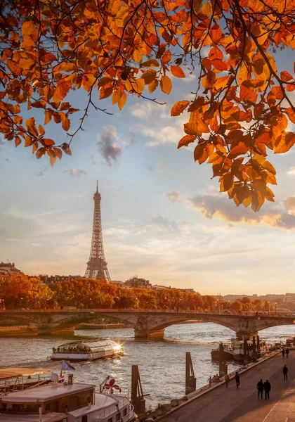 París con la Torre Eiffel contra las hojas de otoño en Francia —  Fotos de Stock