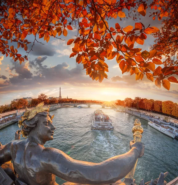 Puente Alexandre III en París contra la Torre Eiffel con hojas de otoño, Francia —  Fotos de Stock