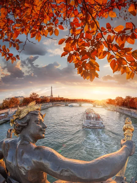 Puente Alexandre III en París contra la Torre Eiffel con hojas de otoño, Francia —  Fotos de Stock