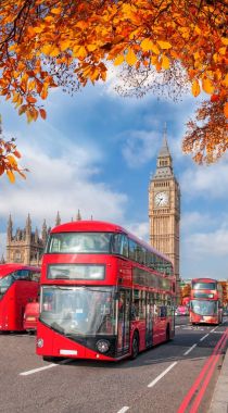 Otobüs ile sonbahar yaprakları karşı Londra, İngiltere, İngiltere'de Big Ben