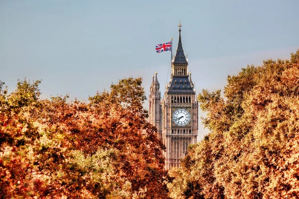 Reloj Big Ben contra las hojas de otoño en Londres, Inglaterra, Reino Unido — Foto de Stock