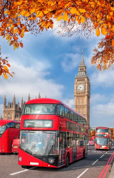 Autobuses con hojas de otoño contra Big Ben en Londres, Inglaterra, Reino Unido — Foto de Stock