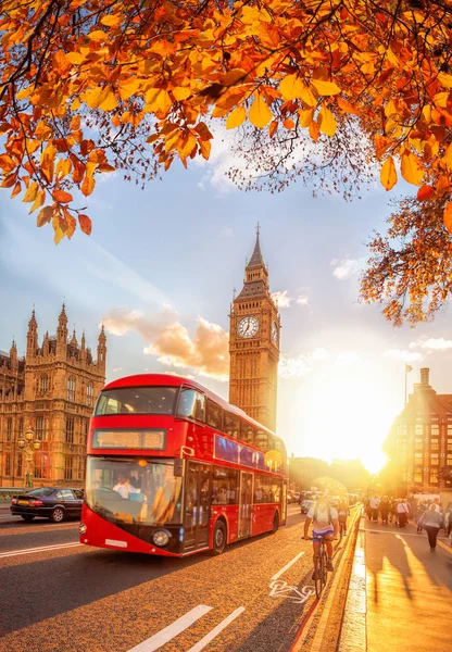 Λεωφορεία με φθινόπωρο φύλλα εναντίον Big Ben στο Λονδίνο, Αγγλία, Ηνωμένο Βασίλειο — Φωτογραφία Αρχείου