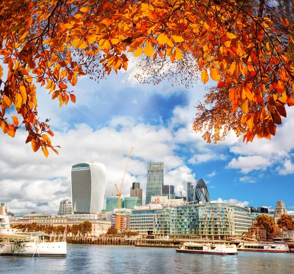 Londres con la ciudad moderna contra las hojas de otoño en Inglaterra, Reino Unido — Foto de Stock