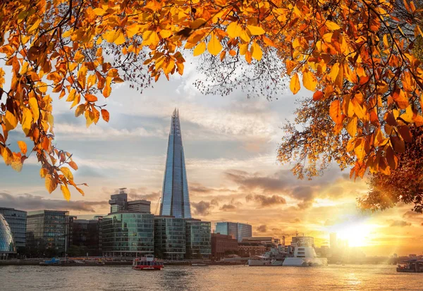 Sonnenuntergang über der Themse mit modernen Wolkenkratzern in London, England — Stockfoto