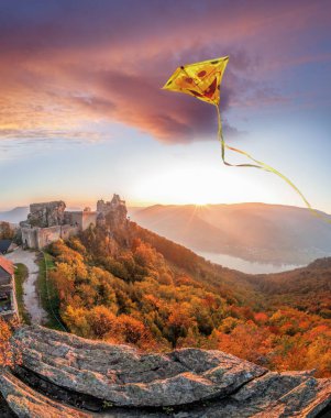 Aggstein Kalesi ile uçurtma karşı günbatımı Wachau, Avusturya