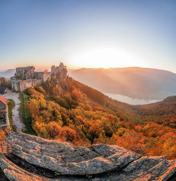 Castelo de Aggstein com floresta de outono em Wachau, Áustria — Fotografia de Stock