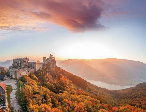 Aggstein kasteel met herfst bos in Wachau, Oostenrijk — Stockfoto