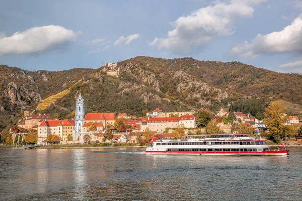 Duernstein kasteel en het dorp met de boot op de rivier Donau In Oostenrijk — Stockfoto