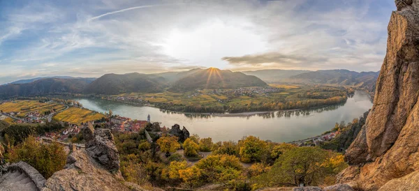 DUERNSTEIN CASTLE E VILLAGE COM DANUBE RIVER NA ÁUSTRIA — Fotografia de Stock