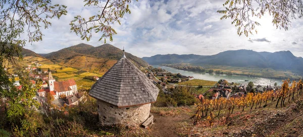 Paisagem do vale de Wachau, aldeia de Spitz com rio Danúbio na Áustria . — Fotografia de Stock