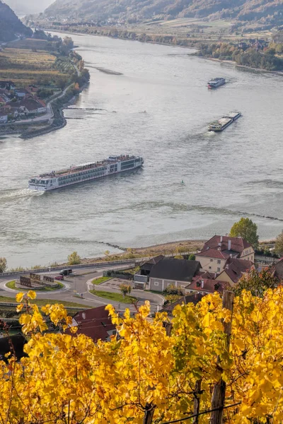 Krajina z údolí Wachau, Spitz vesnice s lodí na Dunaji v Rakousku. — Stock fotografie