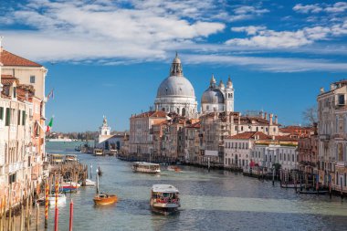 Grand Canal teknelerle Venedik, İtalya
