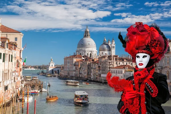 Famous Carnival mask on bridge against Grand Canal in Venice, Italy — Stock Photo, Image