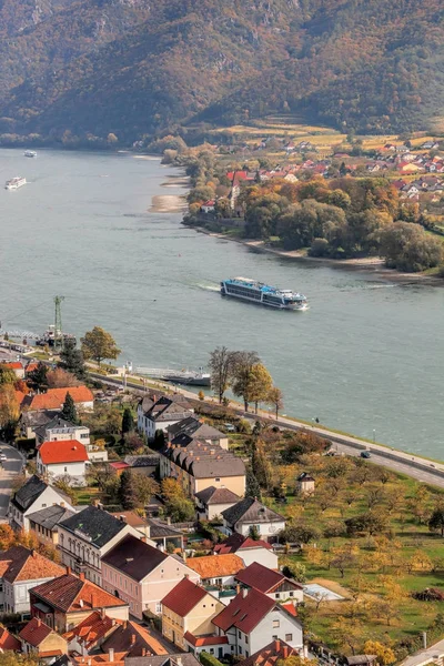 Paisaje del valle de Wachau, pueblo de Spitz con barcos en el río Danubio en Austria . — Foto de Stock