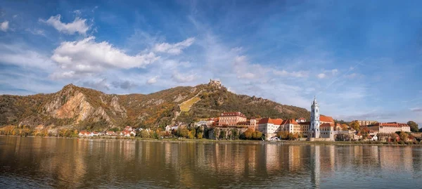 DUERNSTEIN CASTLE AND VILLAGE WITH DANUBE RIVER IN AUSTRIA — Stock Photo, Image
