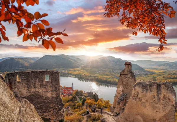 Duernstein vár és falu a Duna ősz folyamán Ausztriában — Stock Fotó