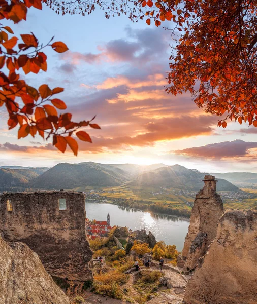 DUERNSTEIN CASTLE AND VILLAGE WITH DANUBE RIVER DURING AUTUMN IN AUSTRIA — Stock Photo, Image