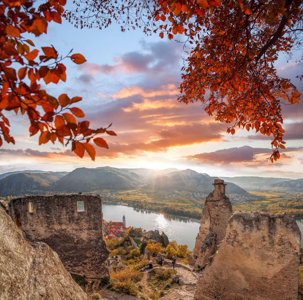 CASTILLO DE DUERNSTEIN Y ALOJAMIENTO CON RÍO DE DANUBO EN AUSTRIA —  Fotos de Stock