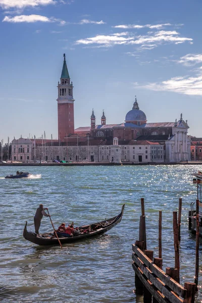 Gondola กับเกาะ San Giorgio ในเวนิส, อิตาลี — ภาพถ่ายสต็อก