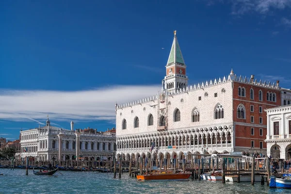 Вид на дворец дожей с гондолами в Венеции, Италия — стоковое фото