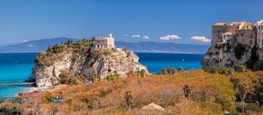 Santa Maria dell'Isola kilise Tropea kasaba Calabria, İtalya ile Panoraması