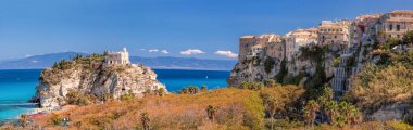 Santa Maria dell'Isola kilise Tropea kasaba Calabria, İtalya ile Panoraması