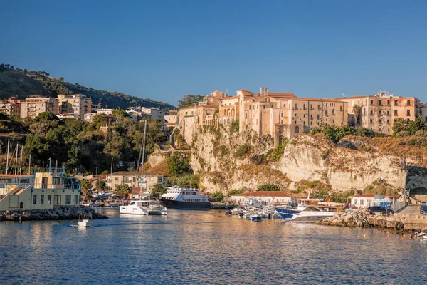 Tropea stad med hamnen i Kalabrien, Italien — Stockfoto