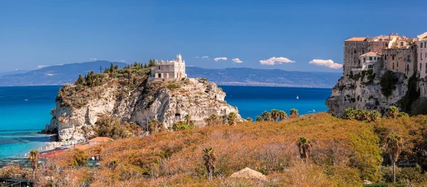 Panorama van Santa Maria dell'Isola kerk met Tropea stad in Calabria, Italy — Stockfoto