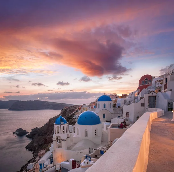 Krásná vesnička Oia na ostrově Santorini v Řecku — Stock fotografie