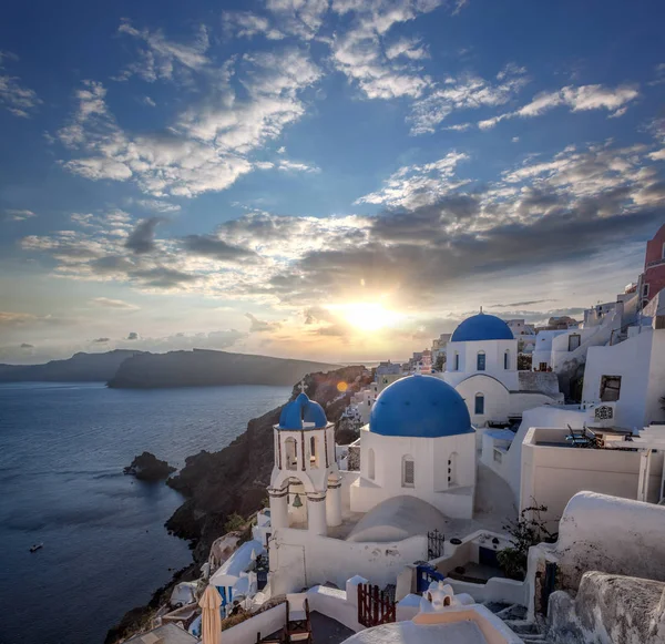 Krásná vesnička Oia na ostrově Santorini v Řecku — Stock fotografie