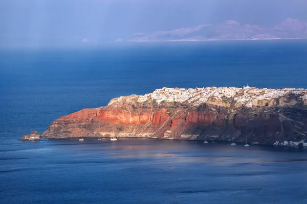 Hermoso pueblo de Oia en la isla de Santorini en Grecia —  Fotos de Stock