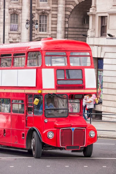 Röda dubbeldäckare buss i London, England, Uk — Stockfoto