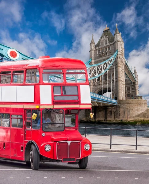 Tower Bridge mit Doppeldeckerbus in London, England, Großbritannien — Stockfoto