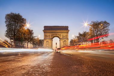 Arc de Triumph, gece Paris, Fransa