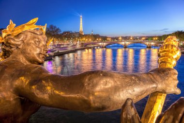 Eyfel Kulesi karşı Alexandre III Köprüsü, gece Paris, Fransa