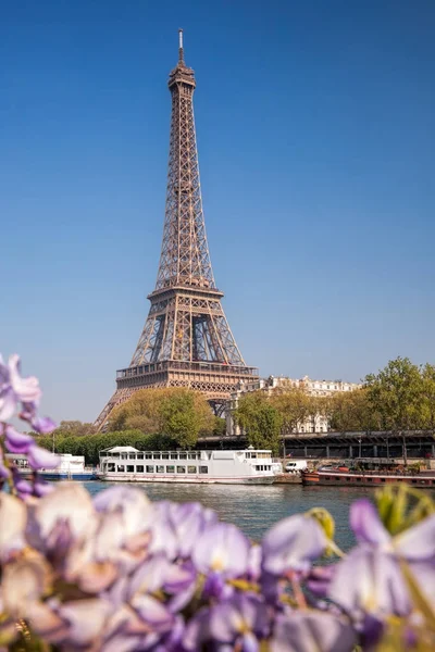 Turnul Eiffel cu barca in timpul primaverii in Paris, Franta — Fotografie, imagine de stoc