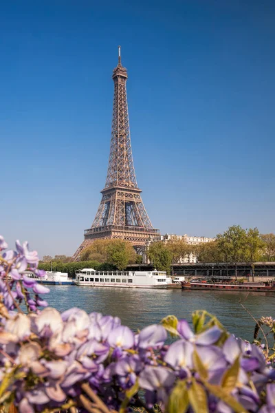 Eyfel Kulesi Paris, Fransa'da bahar süre boyunca tekne ile — Stok fotoğraf