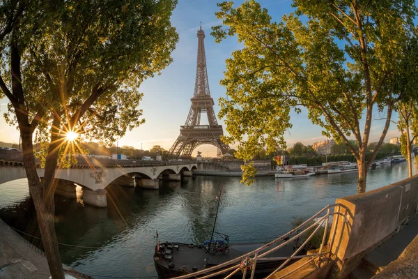 Eiffeltornet under soluppgång i Paris, Frankrike — Stockfoto