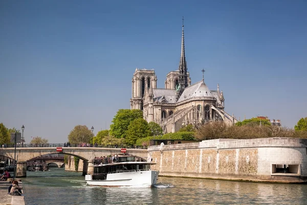 Paříž, katedrála Notre Dame s lodí na Seine, Francie — Stock fotografie