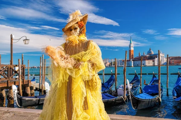 Venecia, Italia, 5 de febrero de 2016: Máscara de carnaval en Venecia. El Carnaval de Venecia es un festival anual celebrado en Venecia, Italia . —  Fotos de Stock