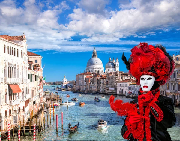 Venice, Italy, february 5, 2016: Carnival mask in Venice. The Carnival of Venice is a annual festival held in Venice, Italy. — Stock Photo, Image
