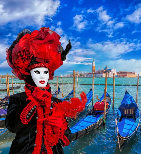 Venice, Italy, february 5, 2016: Carnival mask in Venice. The Carnival of Venice is a annual festival held in Venice, Italy. — Stock Photo, Image