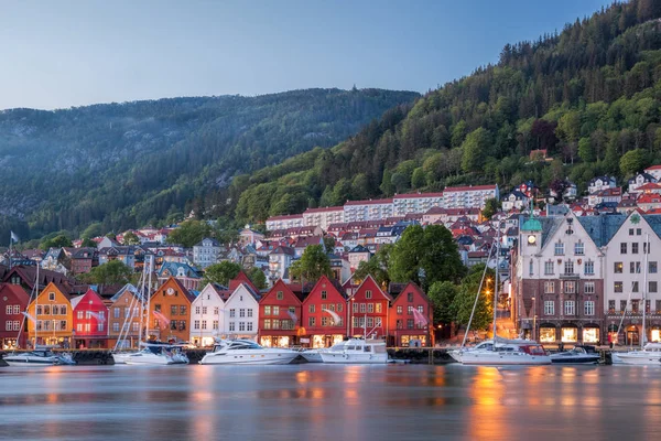 Bergen street v noci s čluny v Norsku, světového dědictví UNESCO — Stock fotografie