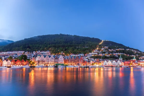 Bergen rua à noite com barcos na Noruega, Patrimônio Mundial da UNESCO — Fotografia de Stock